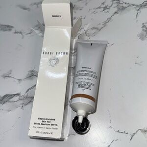 NWT Bobbi Brown vitamin enriched skin tint: Golden 4
Never used
Still in box